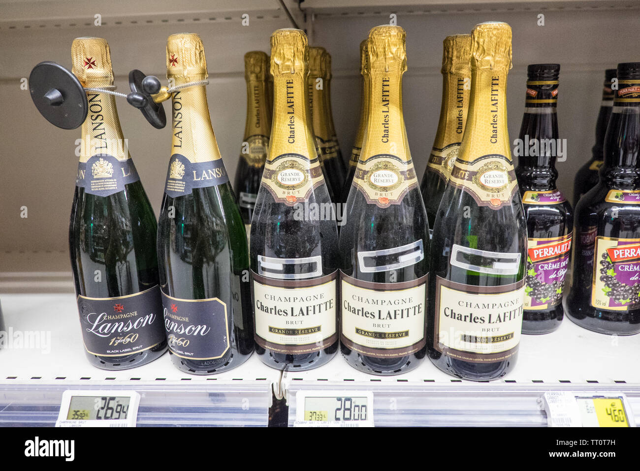 Flaschen,, Champagner, in, Intermarche, Supermarkt, Aude, Provinz, Präfektur, Bezirk, Süden, von, Frankreich, Südfrankreich, Royal, Französisch, Europa, Europäischen, Stockfoto
