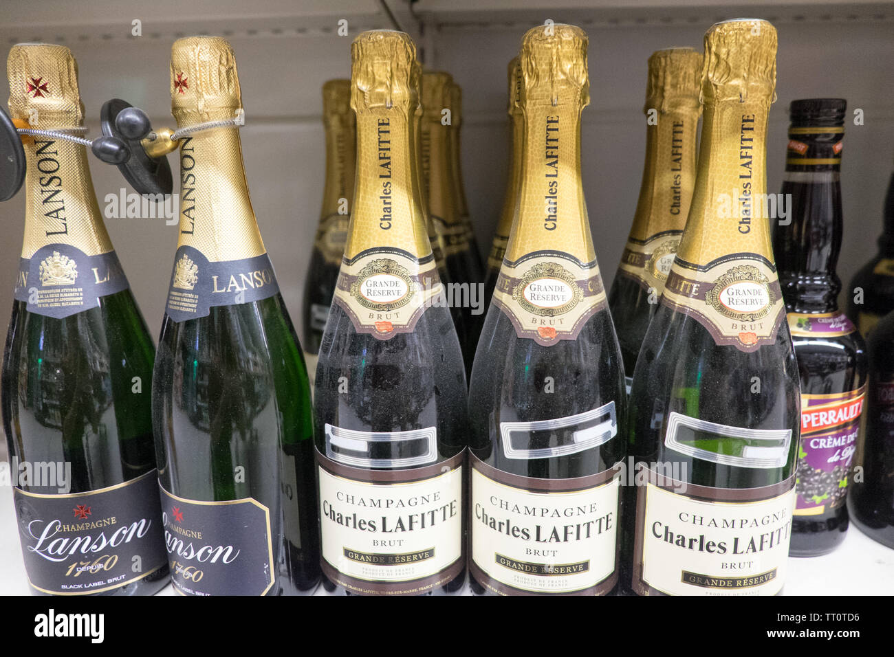Flaschen,, Champagner, in, Intermarche, Supermarkt, Aude, Provinz, Präfektur, Bezirk, Süden, von, Frankreich, Südfrankreich, Royal, Französisch, Europa, Europäischen, Stockfoto