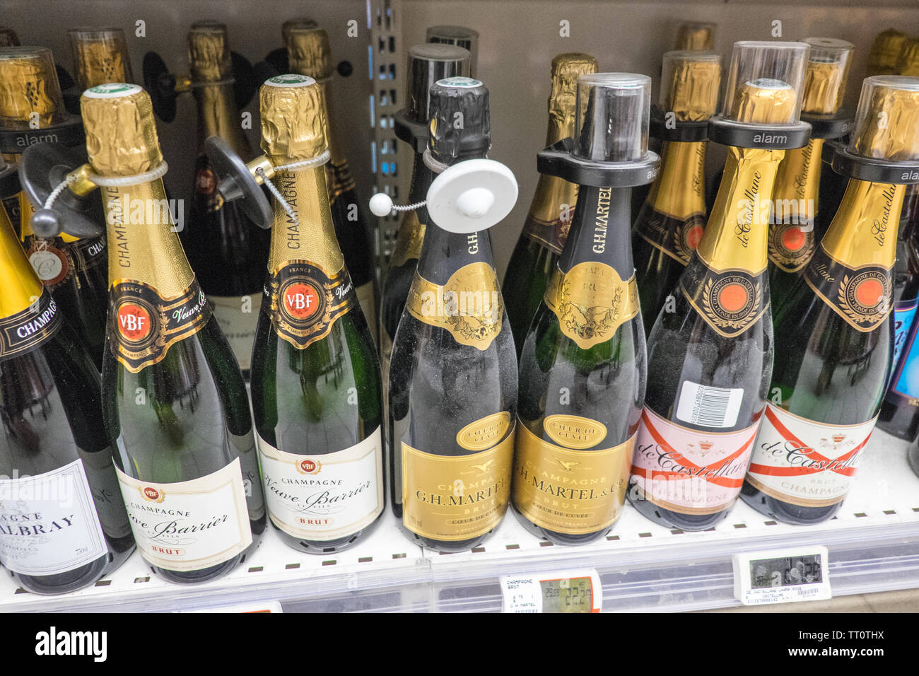 Flaschen,, Champagner, in, Intermarche, Supermarkt, Aude, Provinz, Präfektur, Bezirk, Süden, von, Frankreich, Südfrankreich, Royal, Französisch, Europa, Europäischen, Stockfoto