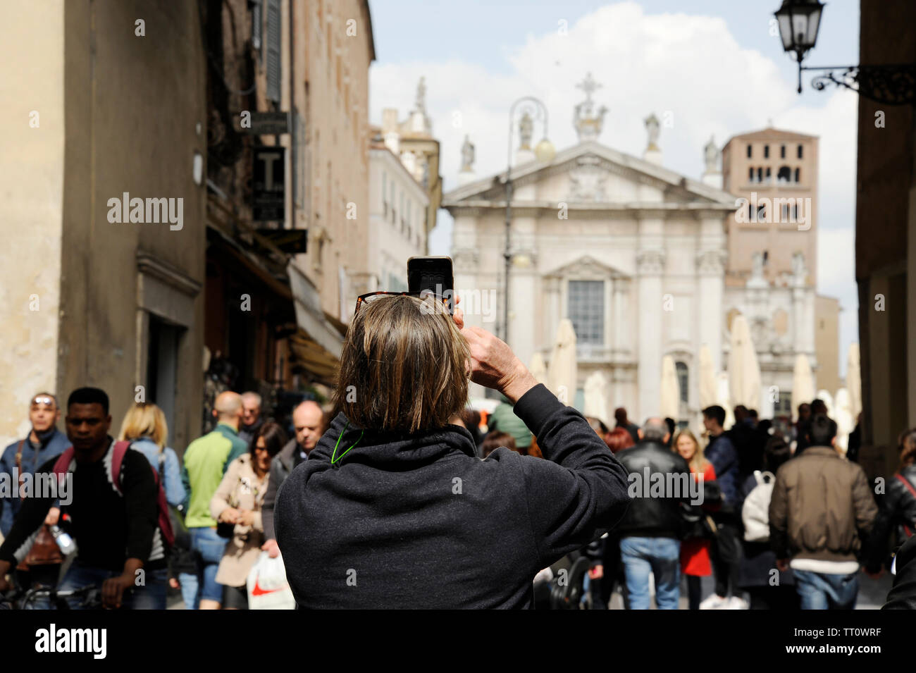Primo Piano del Turista uomo sulla Strada a Mantova, prendendo Foto di Piazza Sordello con il telefono. Mantova, Italia Stockfoto
