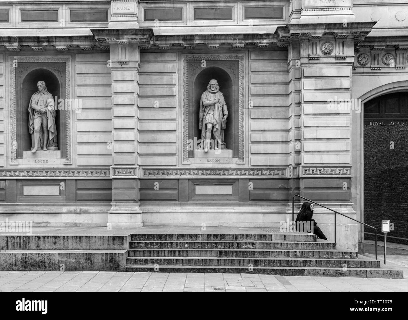 Eine Fassade der Königlichen Akademie der Künste, Burlington House, London, England, UK, Francis Bacons Statue Stockfoto