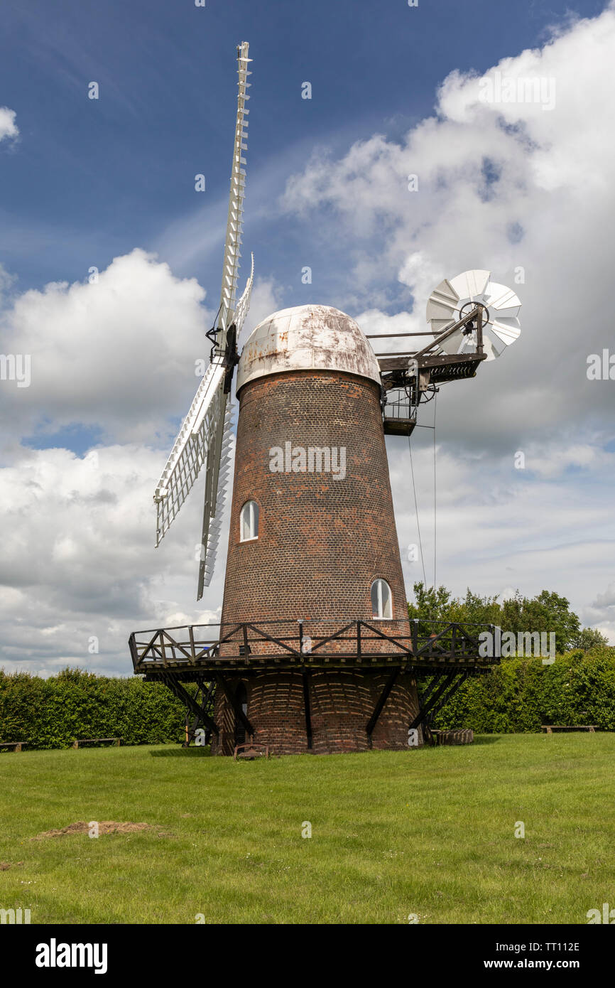 Wahrzeichen Wilton Windmill eine voll funktionsfähige restaurierte Windmühle in Wiltshire, erbaut 1821, England, Großbritannien Stockfoto