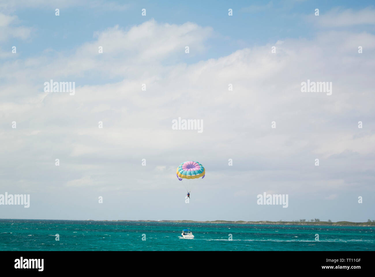 Bunte Fallschirmlandung im Ozean Stockfoto