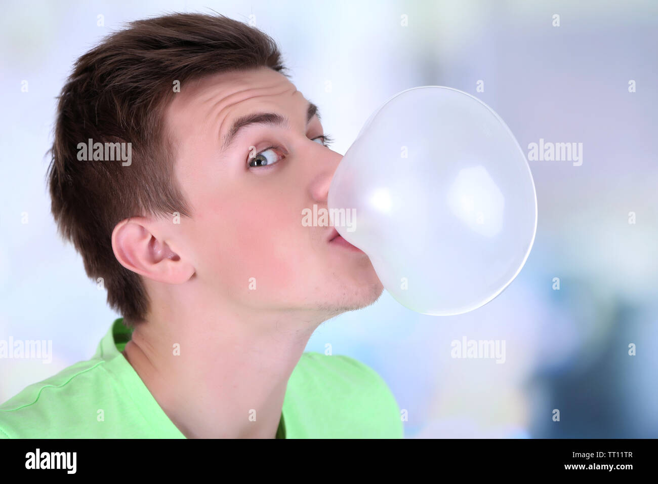 Blasen einer blase mit kaugummi