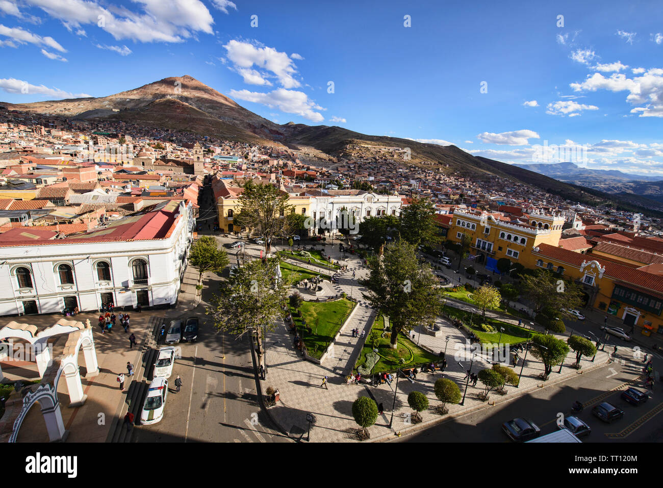 Der Obelisk an der Plaza 10 de Noviembre aus der Kathedrale Basilica, Potosi, Bolivien gesehen Stockfoto