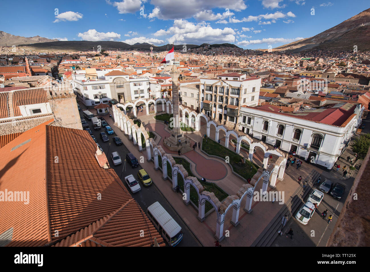 Der Obelisk an der Plaza 10 de Noviembre aus der Kathedrale Basilica, Potosi, Bolivien gesehen Stockfoto