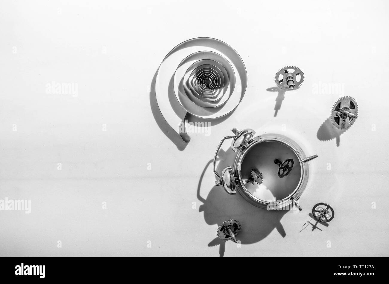 Grunge Getriebe, Zahnräder Schwarz-weißem Hintergrund. Konzept Der  Industrie, Wissenschaft, Uhrwerk, Technologie. Lizenzfreie Fotos, Bilder  und Stock Fotografie. Image 46658270.