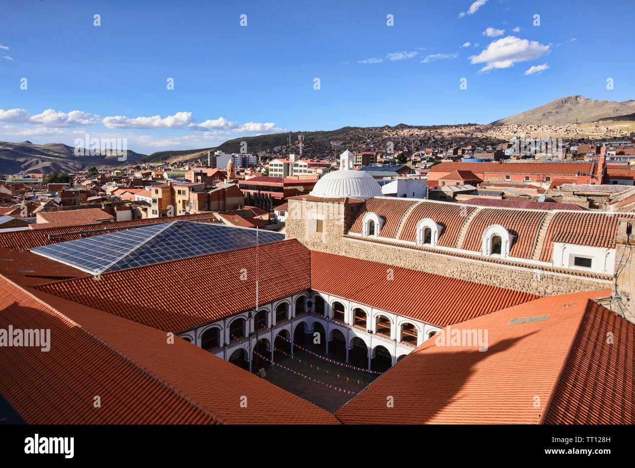 Der Obelisk an der Plaza 10 de Noviembre aus der Kathedrale Basilica, Potosi, Bolivien gesehen Stockfoto