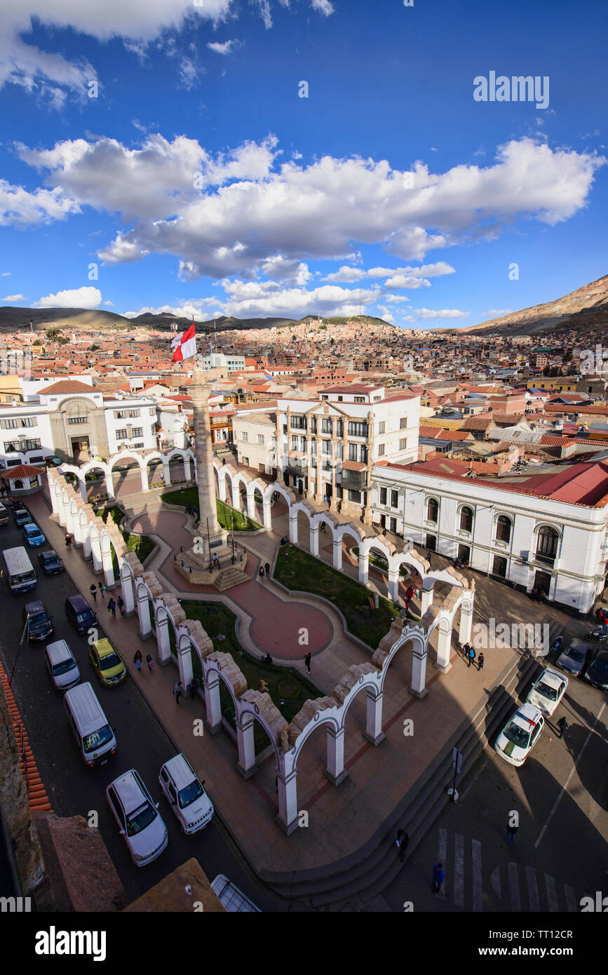 Der Obelisk an der Plaza 10 de Noviembre aus der Kathedrale Basilica, Potosi, Bolivien gesehen Stockfoto