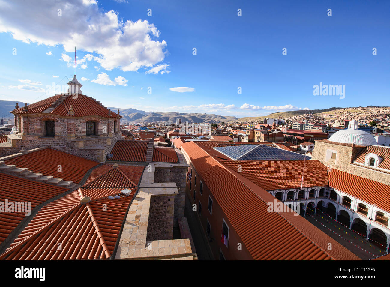 Der Obelisk an der Plaza 10 de Noviembre aus der Kathedrale Basilica, Potosi, Bolivien gesehen Stockfoto