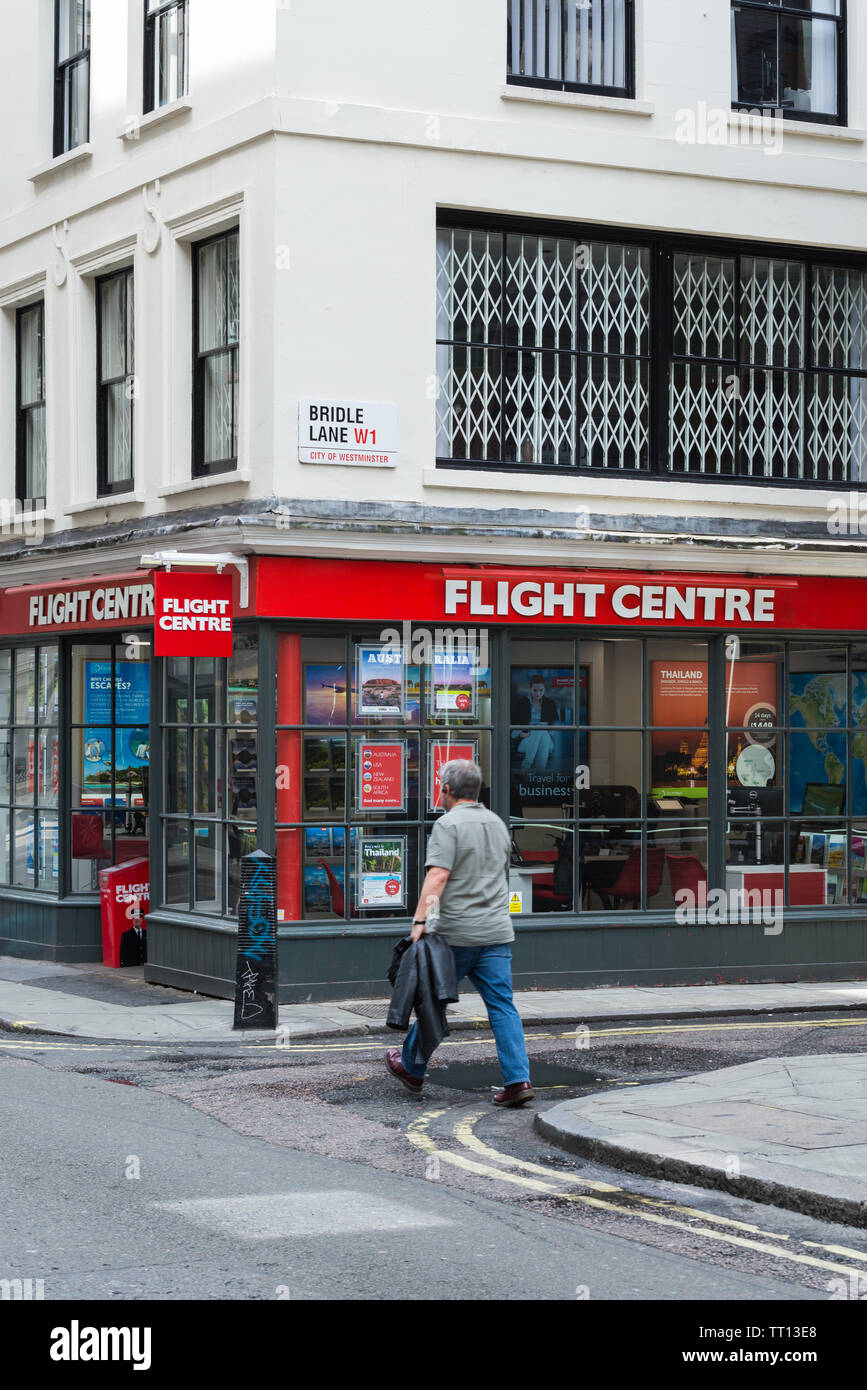 Der Flight Centre an der Ecke von Brewer Street und Zügel Lane, Soho, London Stockfoto