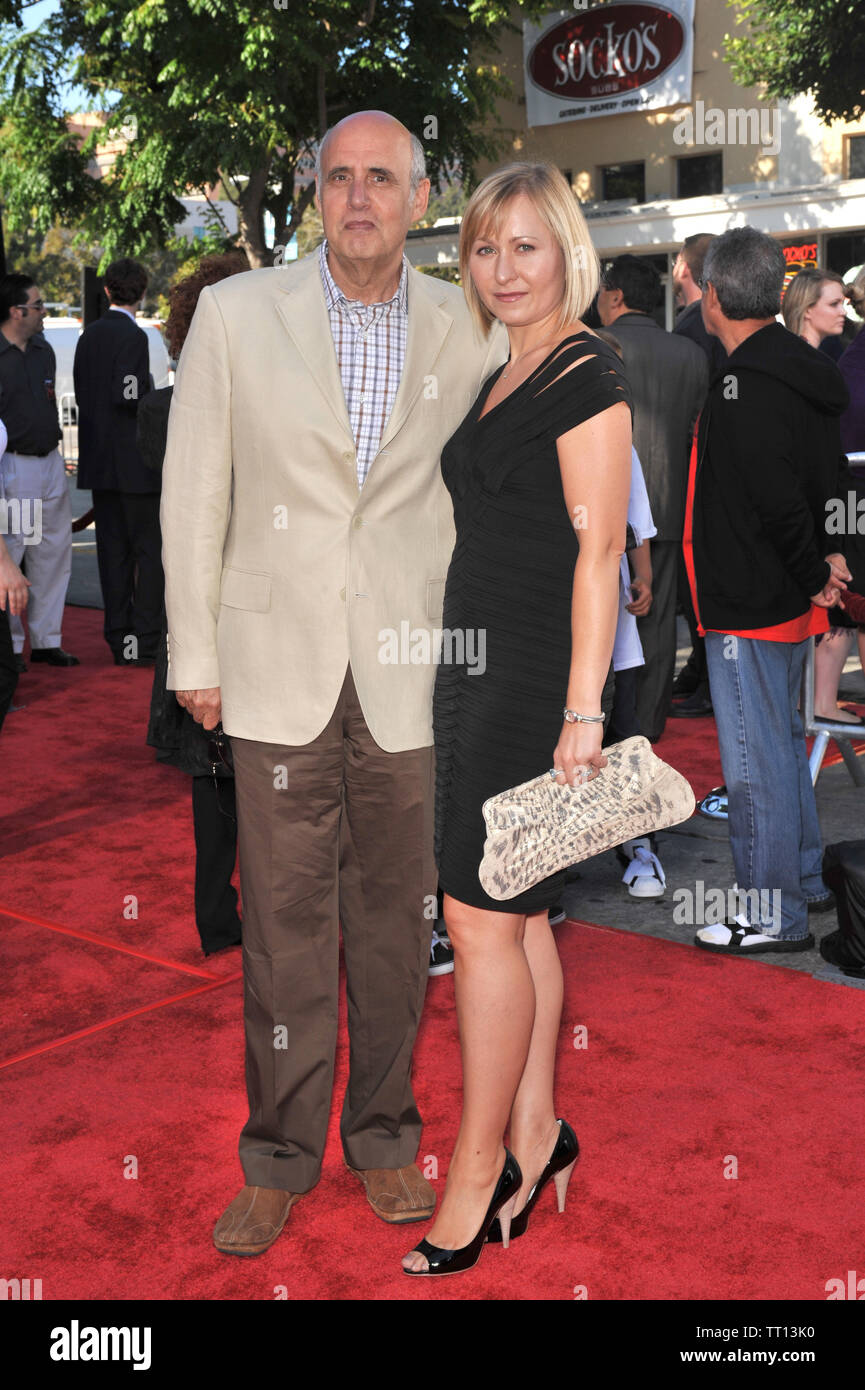 LOS ANGELES, Ca. Juni 28, 2008: Jeffrey Tambor & Datum bei der Weltpremiere seines neuen Films "Hellboy II: Die goldene Armee" bei Mann Dorf Theater, Westwood. © 2008 Paul Smith/Featureflash Stockfoto