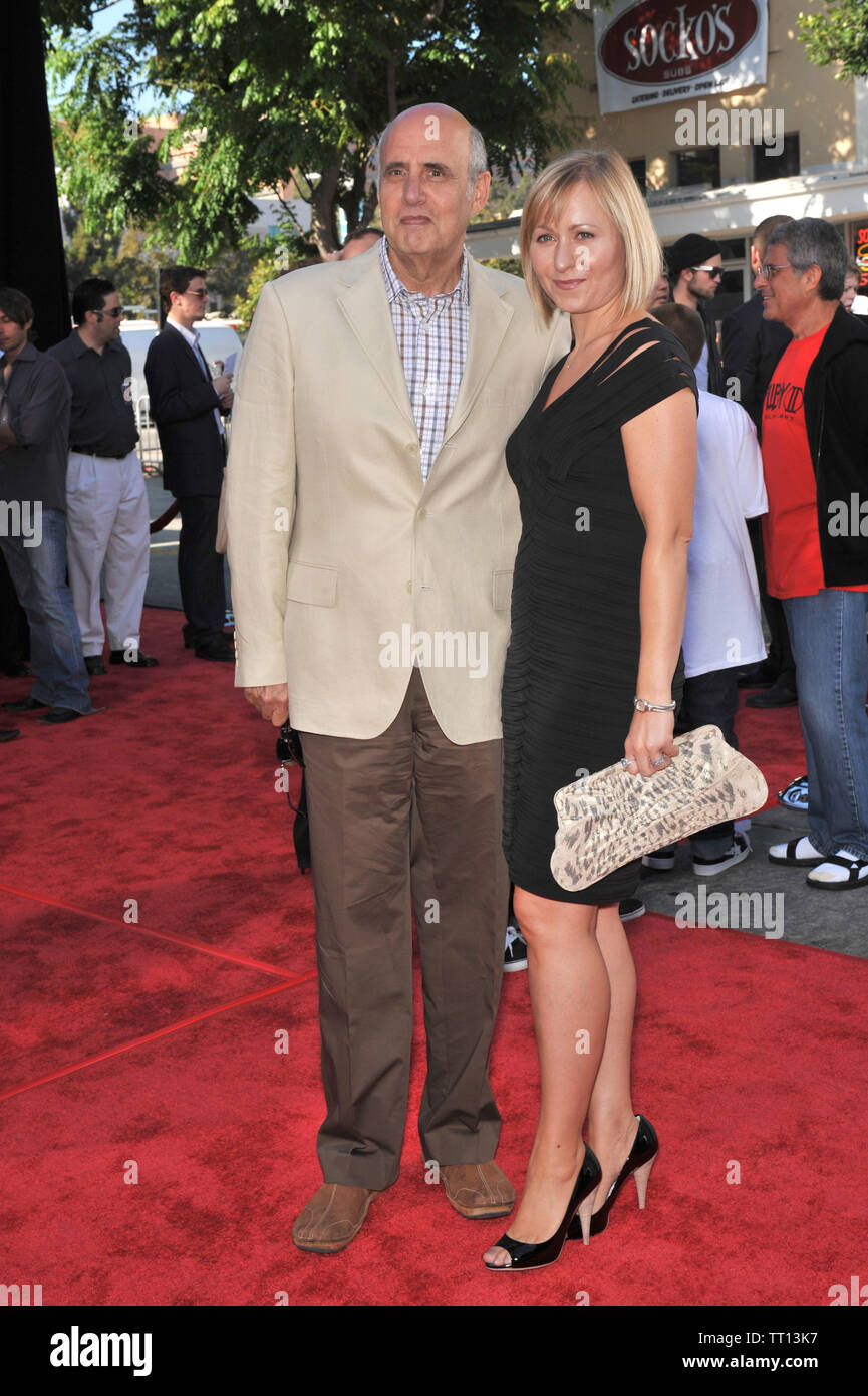 LOS ANGELES, Ca. Juni 28, 2008: Jeffrey Tambor & Datum bei der Weltpremiere seines neuen Films "Hellboy II: Die goldene Armee" bei Mann Dorf Theater, Westwood. © 2008 Paul Smith/Featureflash Stockfoto