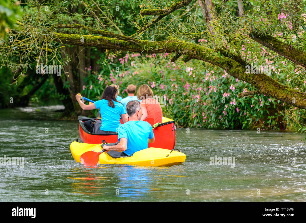 Mehrere Leute machen eine Kanutour auf dem idyllischen Fluss Pegnitz in  franken Stockfotografie - Alamy