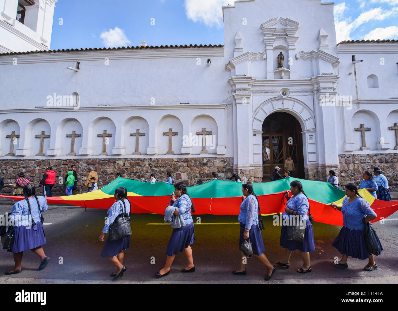 Cholitas marschieren auf den Straßen bei einem Arbeitnehmer protestieren, Sucre, Bolivien Stockfoto