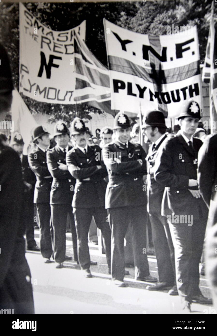 Marsch der Nationalen Front, London, England, umgeben von Polizeibeamten, 1978. Stockfoto