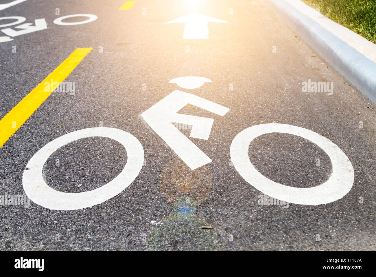 Fahrradweg Sicherheit Symbol auf der Straße in New York City NYC mit Sonnenlicht über glänzend lackiert Stockfoto