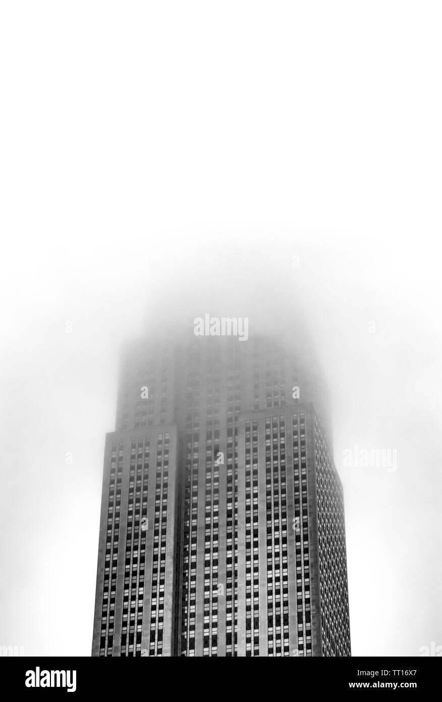 NEW YORK CITY - ca. 2019: Nebel verschleiert die Aussichtsplattform des Empire State Building in Manhattan auf grauen Frühlingstag. Stockfoto
