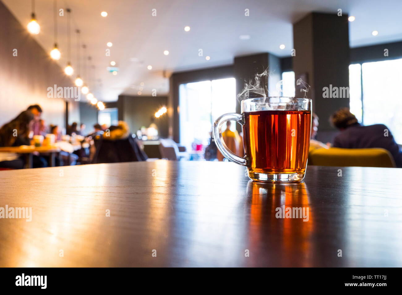 Eine Tasse schwarzen Kaffee oder eine Tasse heißen roten Tee auf dem Tisch Stockfoto