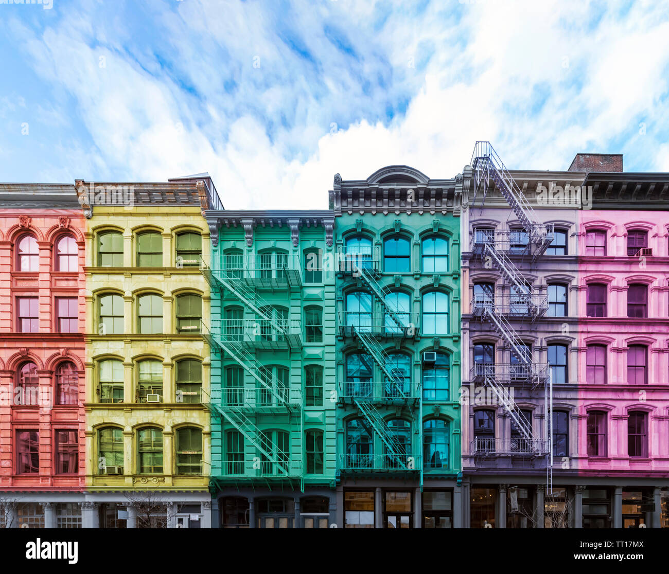 Regenbogen farbigen Block der alten Gebäude im Viertel SoHo in Manhattan in New York City mit blauem Himmel Hintergrund oben Stockfoto