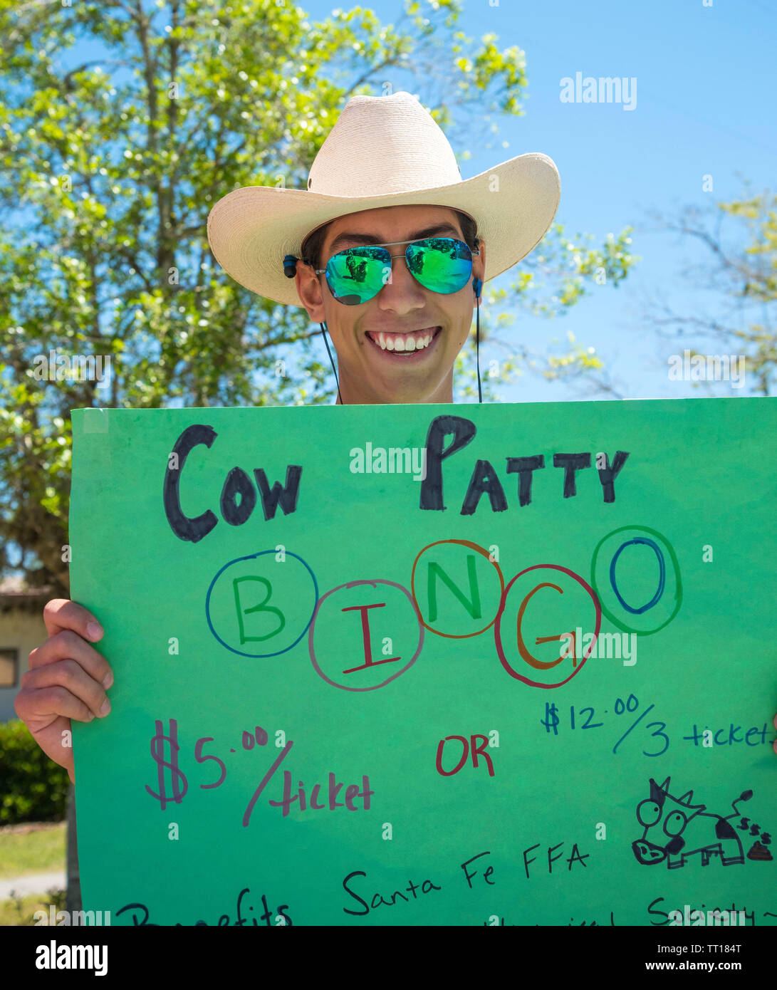 Pioneer Tage kleine Stadt jährliche Feier in North Central Florida. Freundlich jugendlich Verkauf bingo Tickets lokaler zukünftige Landwirte von Amerika zu profitieren. Stockfoto
