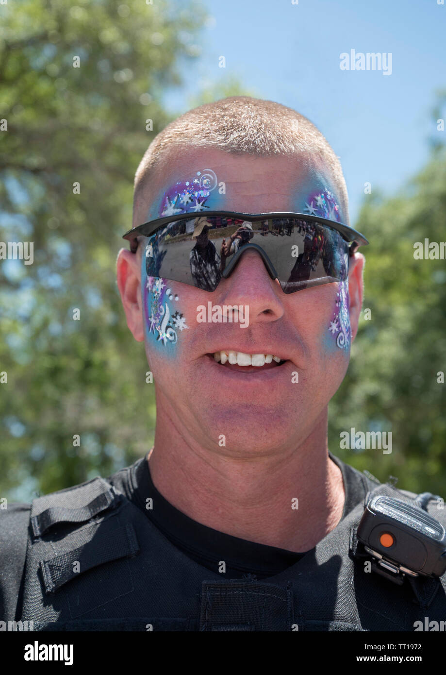 Pioneer Tage kleine Stadt jährliche Feier in North Central Florida. High Springs, FL Polizeioffizier mit Gesicht Farbe auf. Stockfoto