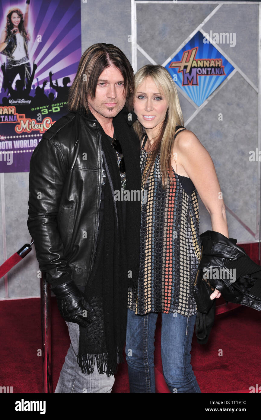 Los Angeles Ca Januar 17 2008 Billy Ray Cyrus Frau Leticia Tish Cyrus Bei Der Weltpremiere Von Hannah Montana Miley Cyrus Das Beste Beider Welten Konzert Am El Capitan Theatre