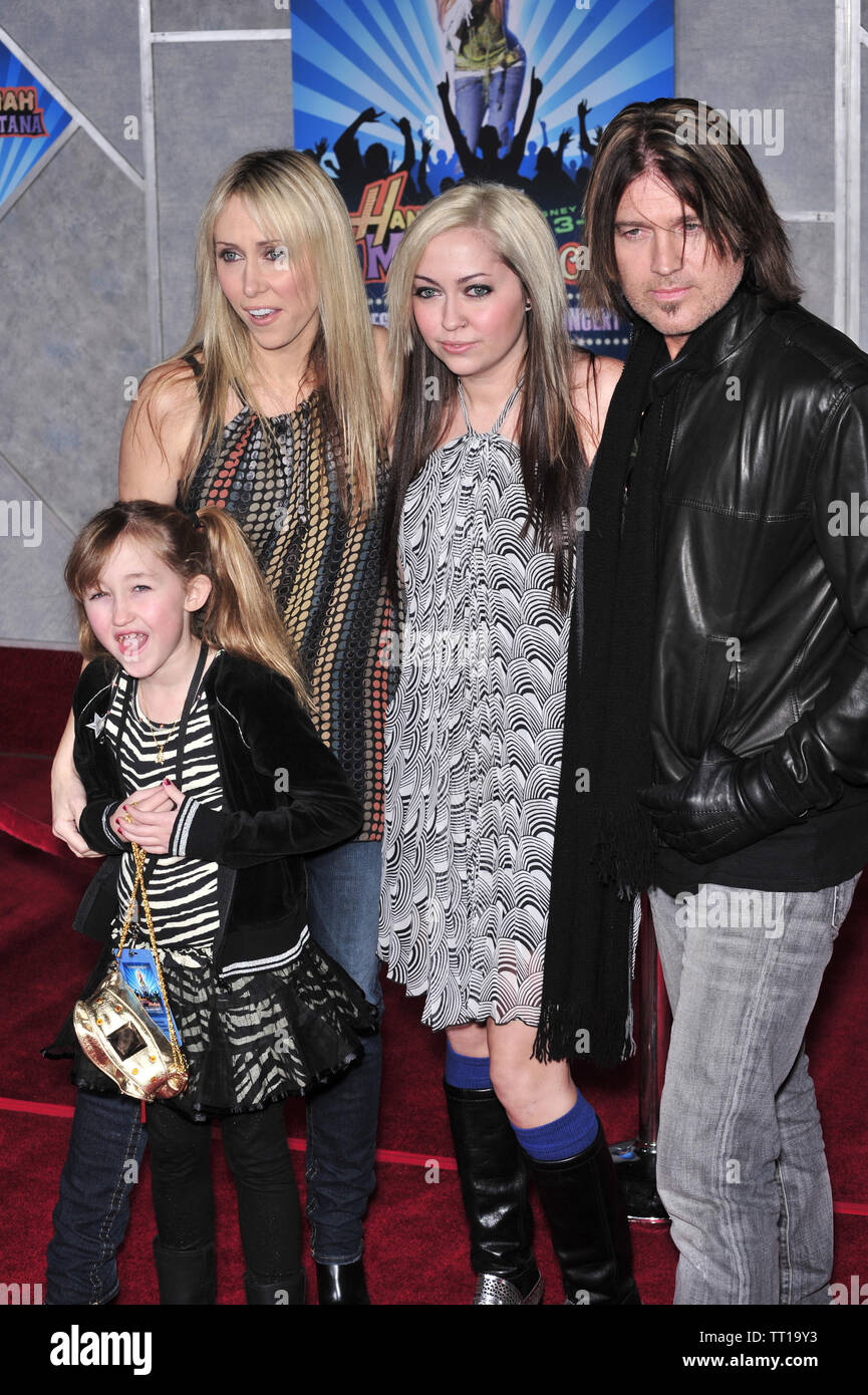 Los Angeles Ca Januar 17 2008 Billy Ray Cyrus Frau Leticia Tish Cyrus Tochter Bei Der Weltpremiere Von Hannah Montana Miley Cyrus Das Beste Beider Welten Konzert Am El