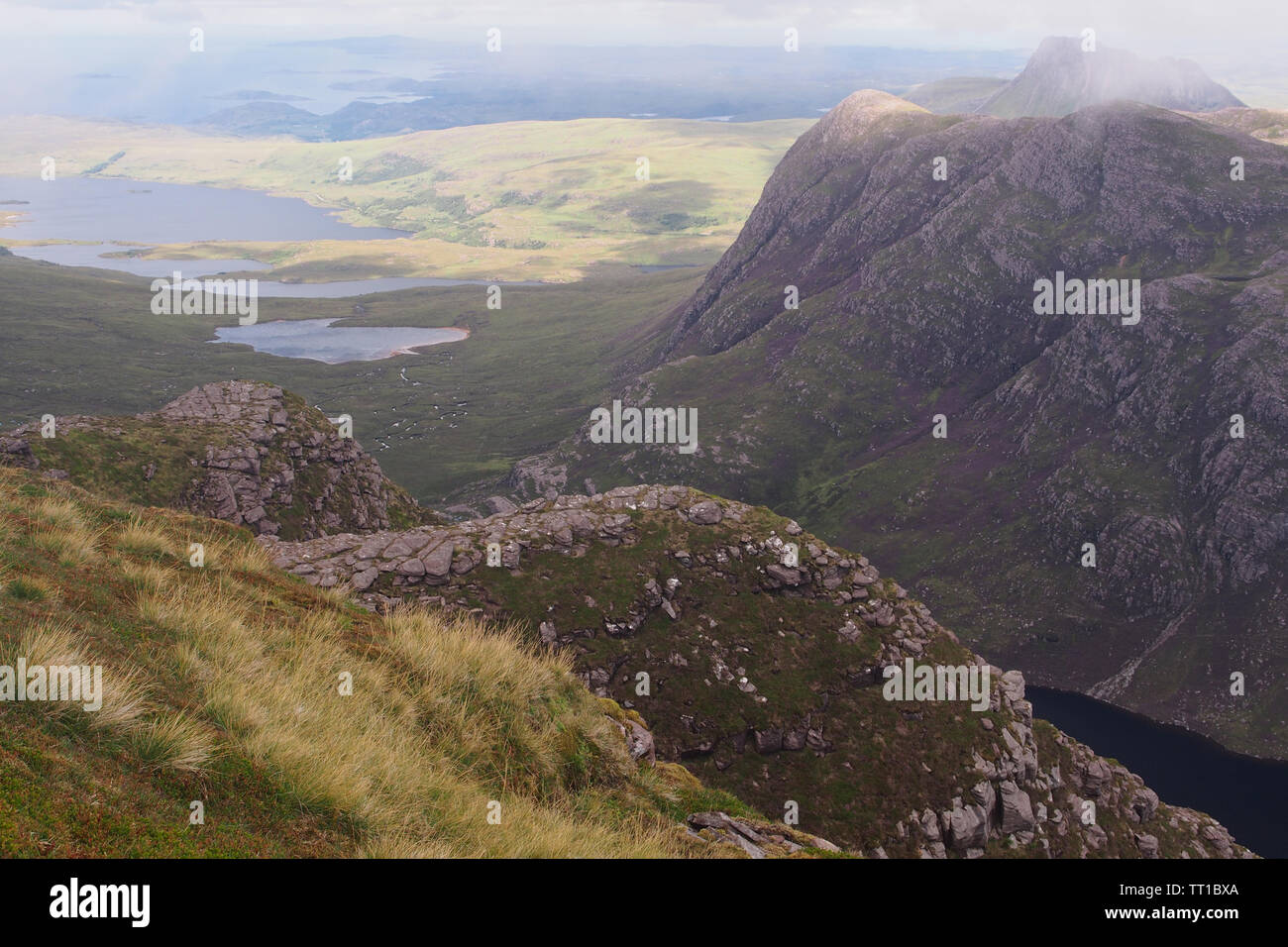 Ein Blick hinunter auf der Suche von Ben More Coigach, Schottland auf den umliegenden Glen und Lochs in der Coigach Halbinsel Stockfoto