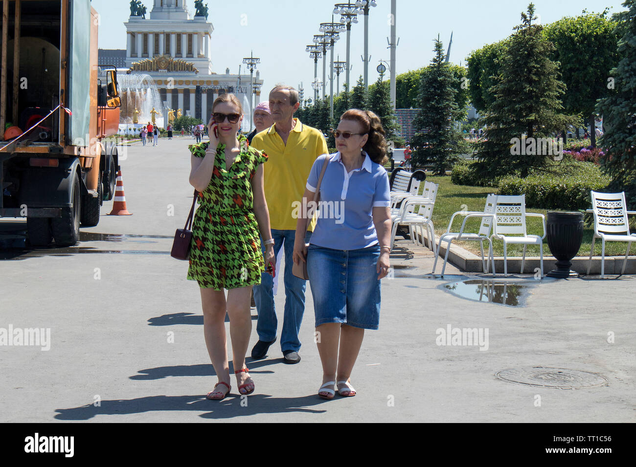 Moskau, Russland - Juni 5, 2019 Zwei Mädchen in bunten Kleider sind zu Fuß entlang der Avenue Der vdnh Park Stockfoto