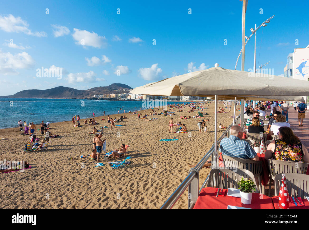 Blick auf den Strand Las Canteras von Restaurant Tisch in Las Palmas, Gran Canaria, Kanarische Inseln, Spanien. Stockfoto