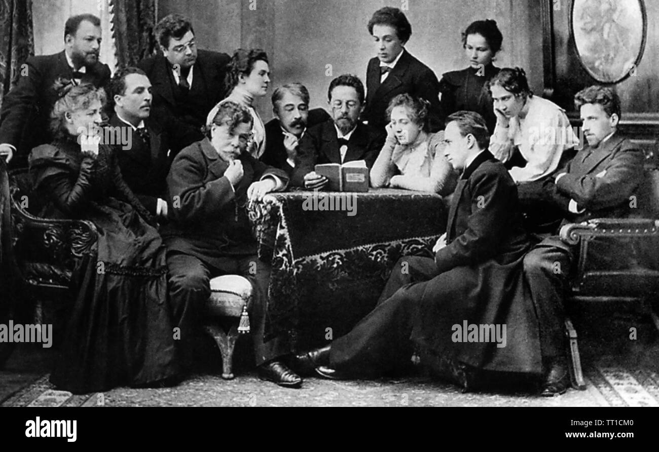 ANTON TSCHECHOW (1860-1904) russischer Schriftsteller und Dramatiker (Mitte) sein Spiel die Möwe lesen zu Kollegen am Moskauer Künstlertheater in 1899. Dritte von rechts ist Olga Knipper, die er im Mai 1901 geheiratet. Stockfoto