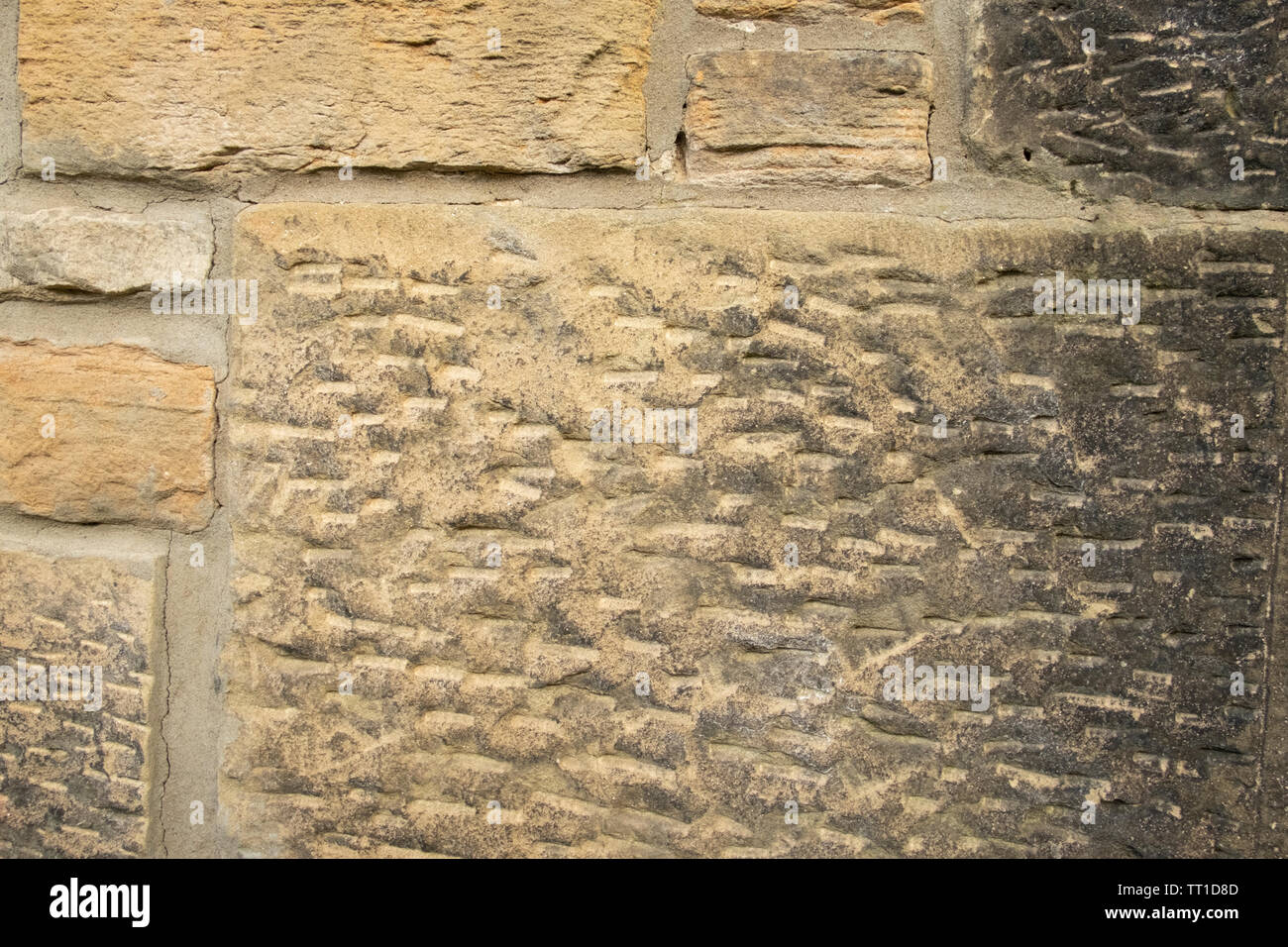 In der Nähe von Yellow Stone Wall mit Meißel Markierungen, Edinburgh, Schottland, Großbritannien Stockfoto