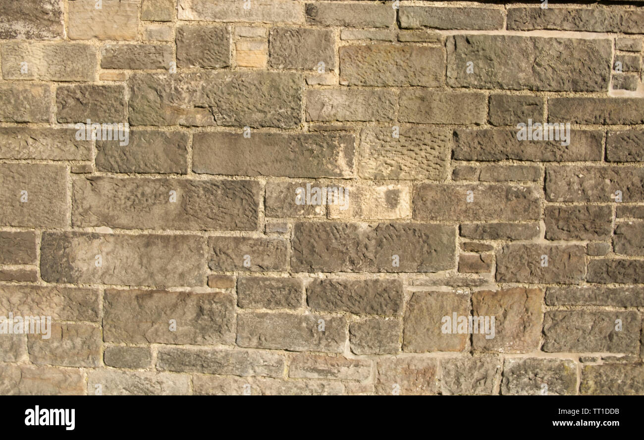 Nahaufnahme von braunem Stein Wand mit alten und neuen Steinen unterschiedlicher Größe, Edinburgh, Schottland, Großbritannien Stockfoto