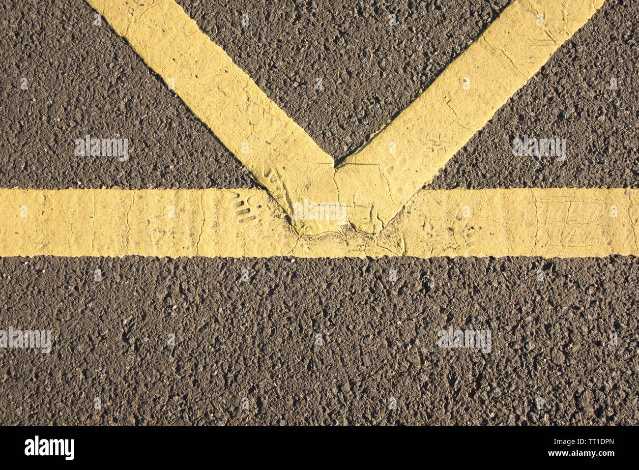 Nahaufnahme des gelben Fahrbahnmarkierungen im Auto Park, Edinburgh, Schottland Stockfoto