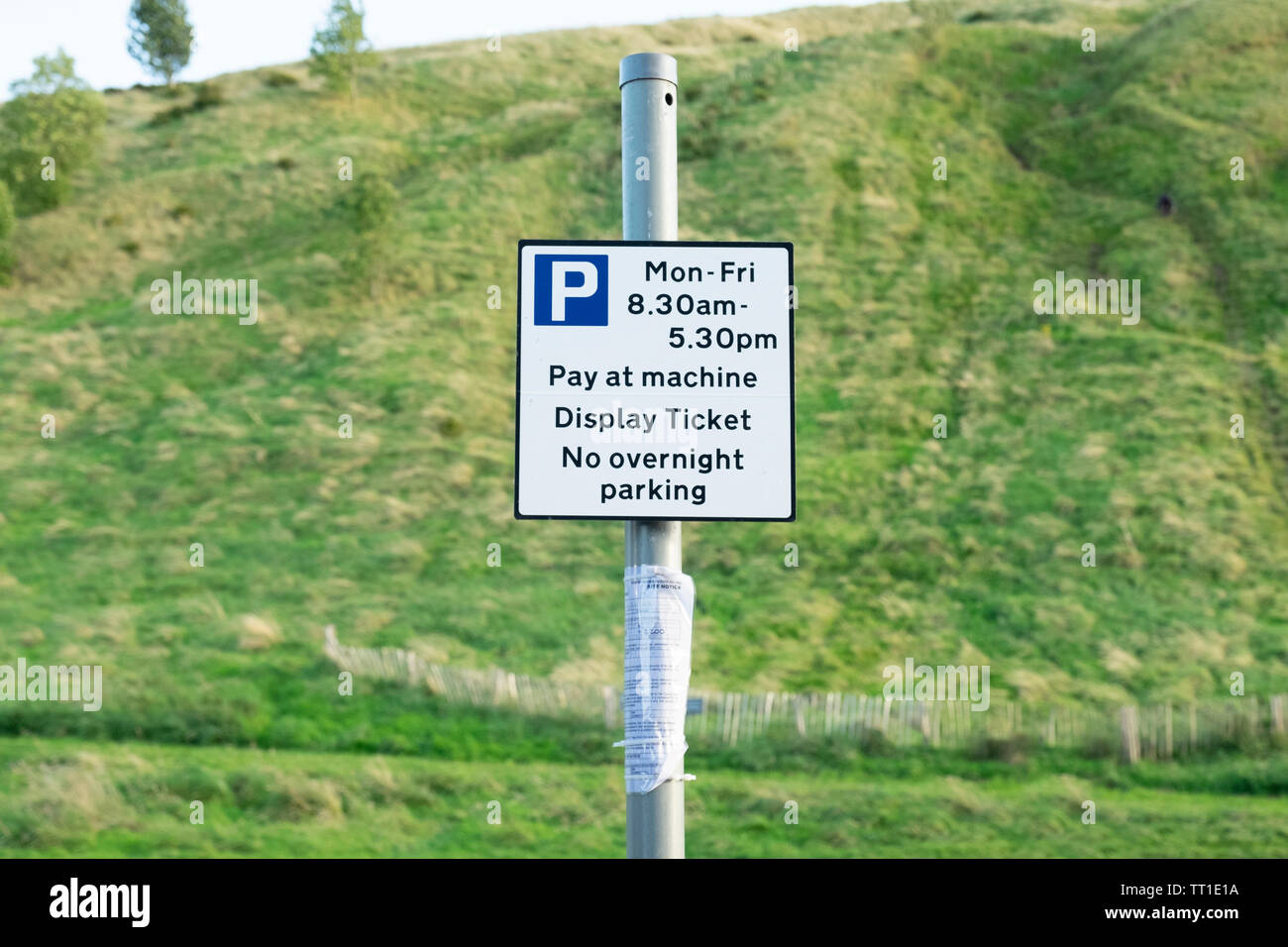 Parken Schild auf der Pole auf dem Parkplatz in Holyrood Park, Edinburgh, Schottland Stockfoto