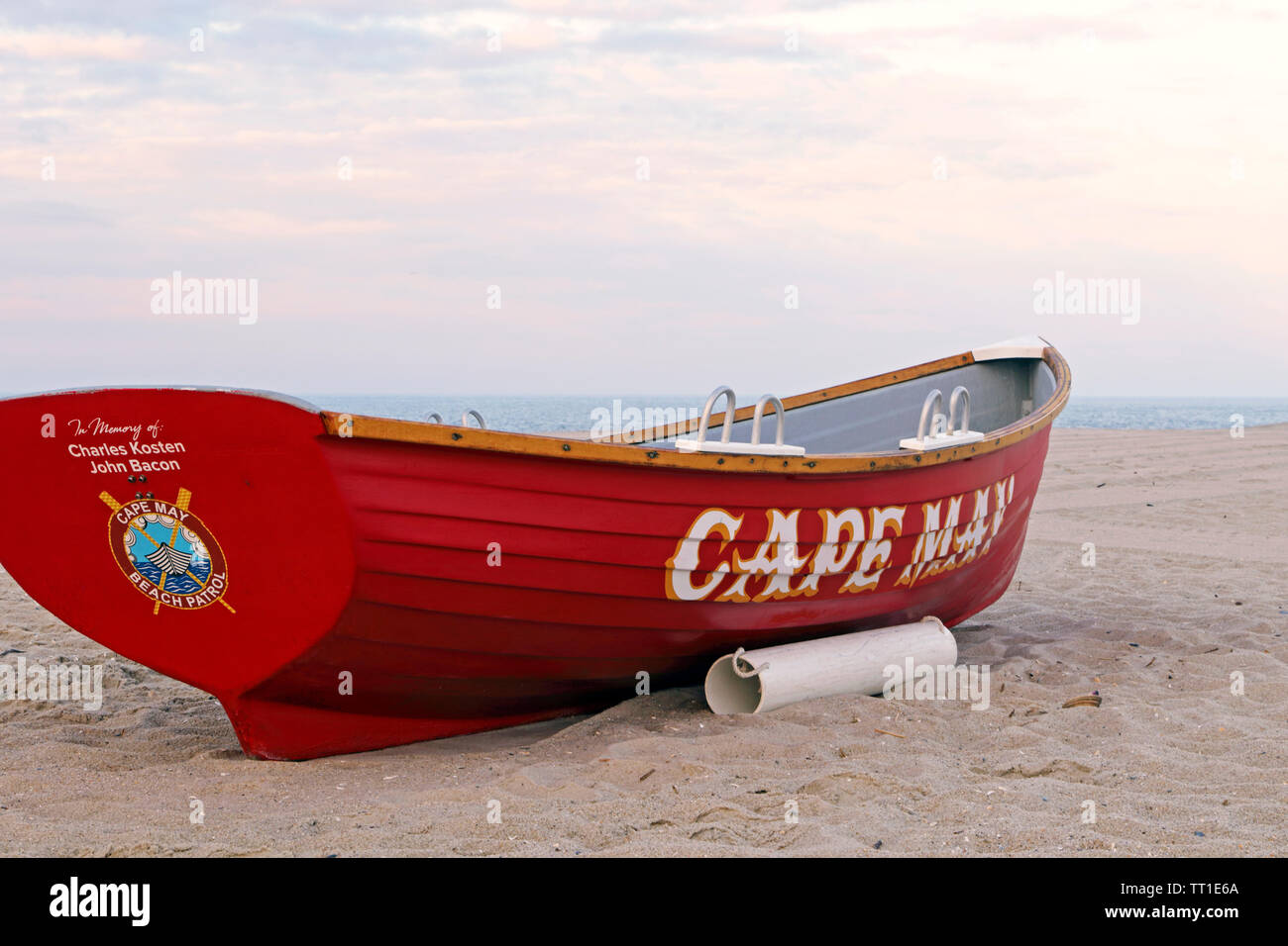 Eine rote Rettungsboot am Strand in Cape May, New Jersey, USA Stockfoto