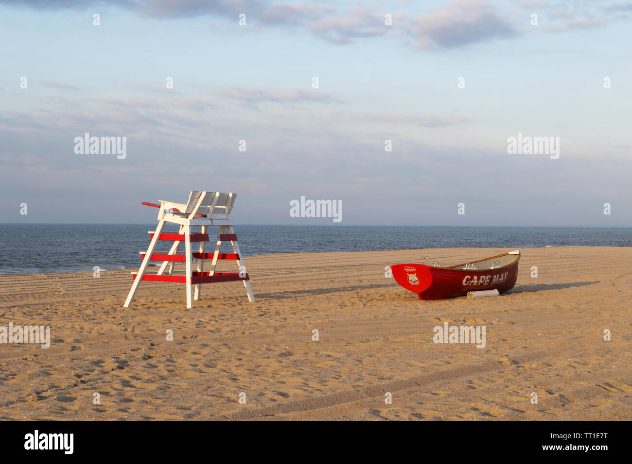Ein Rettungsschwimmer Stuhl mit einem rettungsboot auf dem Strand in Cape May, New Jersey, USA Stockfoto