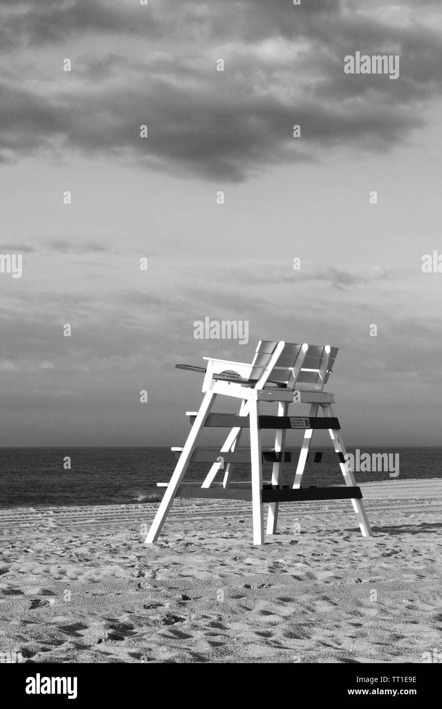 Ein Rettungsschwimmer Stuhl am Strand in Cape May, New Jersey, USA. Die Schwarz-Weiß-Fotografie Stockfoto