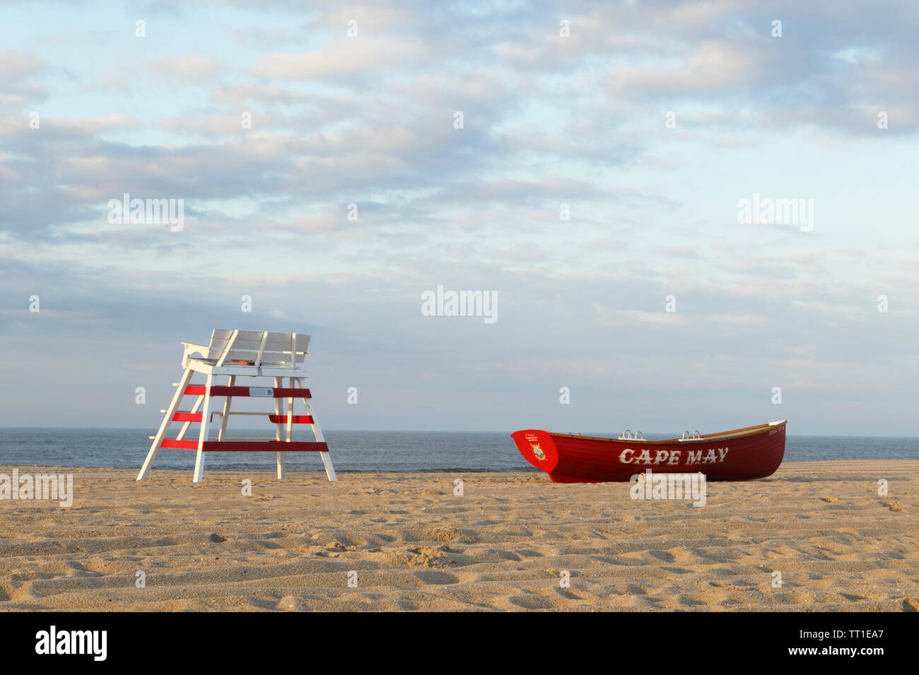 Ein Rettungsschwimmer Stuhl mit einem rettungsboot auf dem Strand in Cape May, New Jersey, USA Stockfoto
