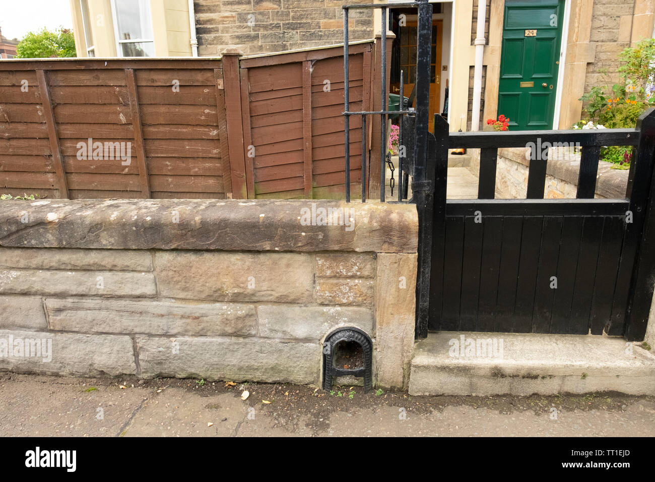 Traditionelle alte boot Abstreifer in außerhalb der Mauer auf die Straße im viktorianischen Vorstadt Morningside, Edinburgh, Schottland, Großbritannien. Stockfoto