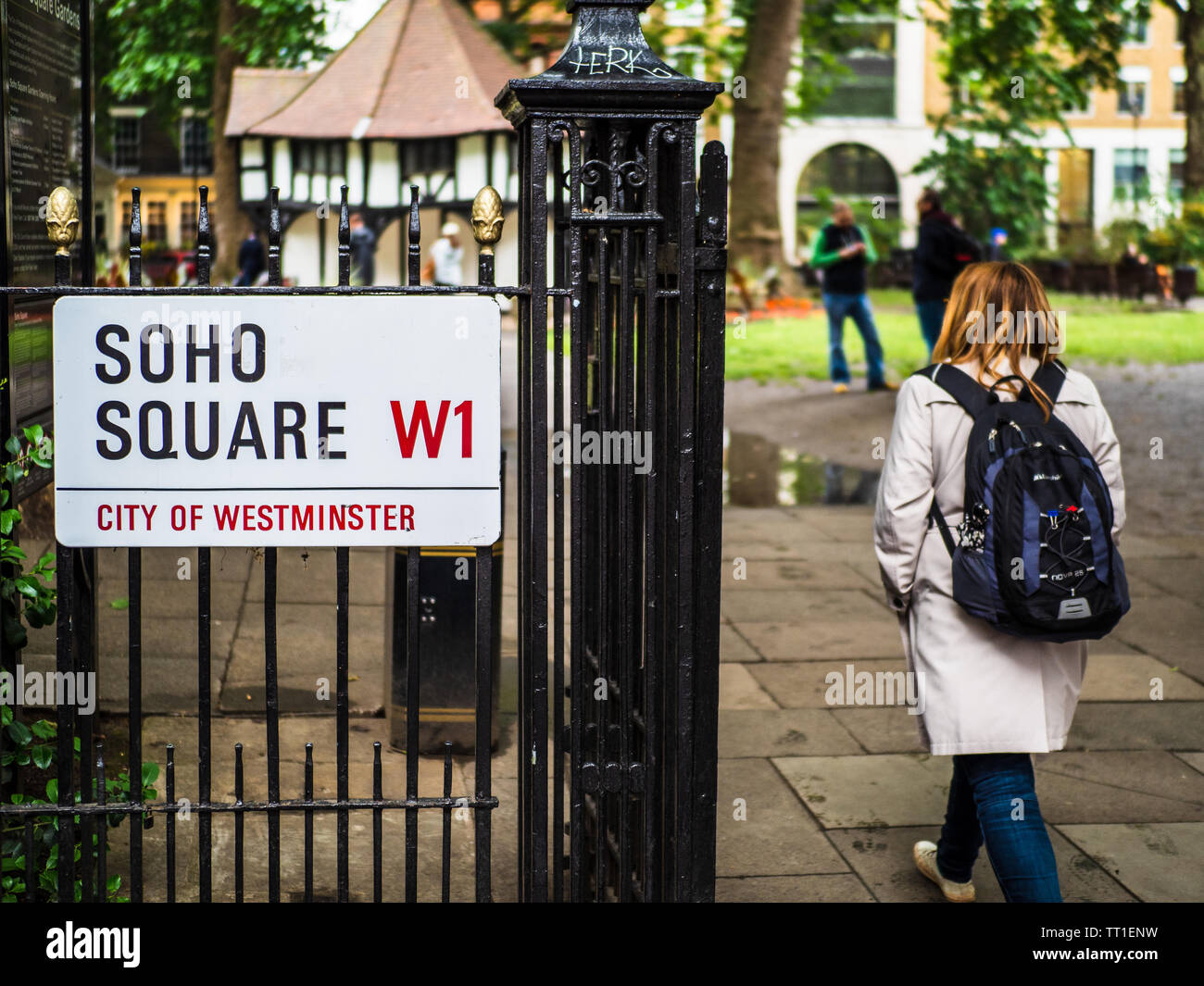 Soho Square W1-Soho Square ist ein grüner Platz in Londons Soho Entertainment District zurückgehend bis 1681 - Londoner Stadtteil Soho Straßenschilder Stockfoto