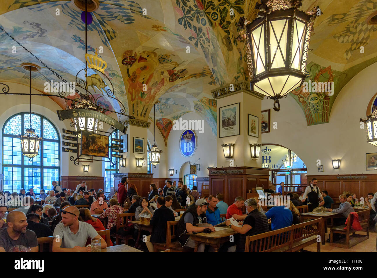 Die Menschen trinken und essen im Hofbräuhaus in München, Deutschland Stockfoto