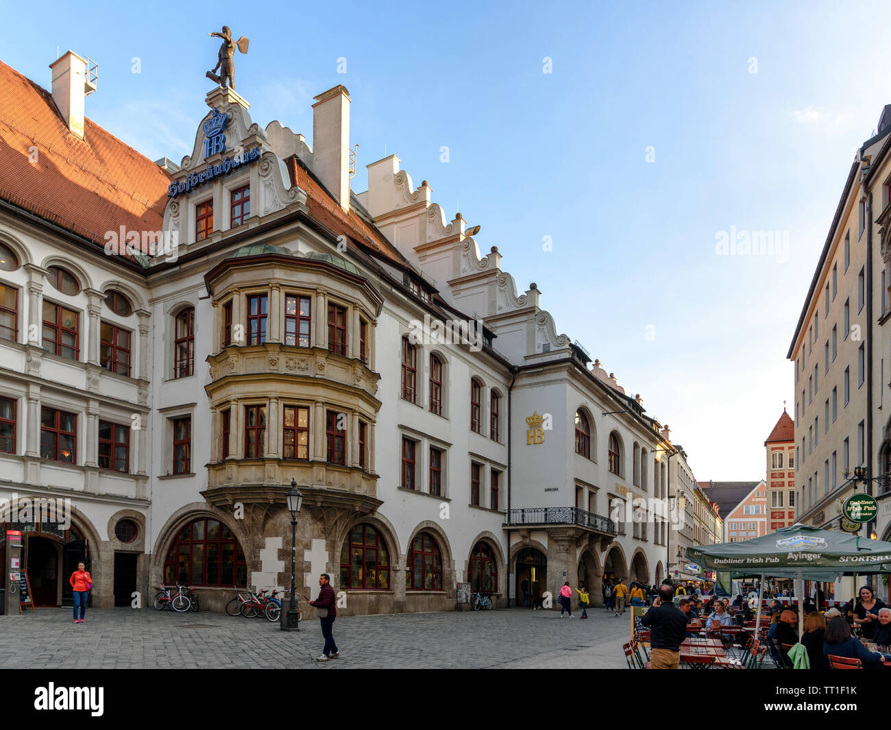 Die Außenseite des Hofbräuhaus in München, Deutschland, an einem sonnigen Frühlingstag Stockfoto