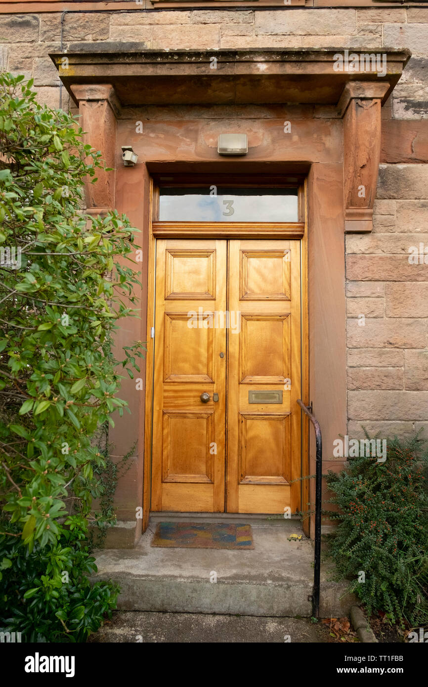Traditionelle hölzerne Eingangstür im alten Haus aus Stein, der in der viktorianischen Vorstadt Morningside, Edinburgh, Schottland, Großbritannien Stockfoto