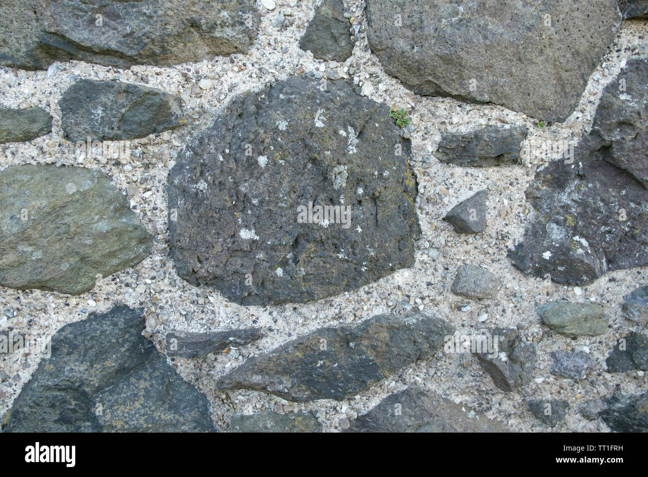 In der Nähe von Mauer aus Stein mit Steinen von sehr unterschiedlicher Größe, Edinburgh, Schottland, Großbritannien Stockfoto