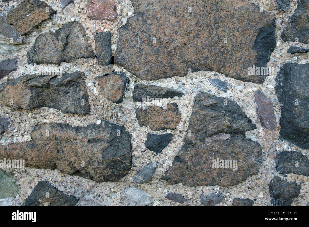 In der Nähe von Mauer aus Stein mit Steinen von sehr unterschiedlicher Größe, Edinburgh, Schottland, Großbritannien Stockfoto