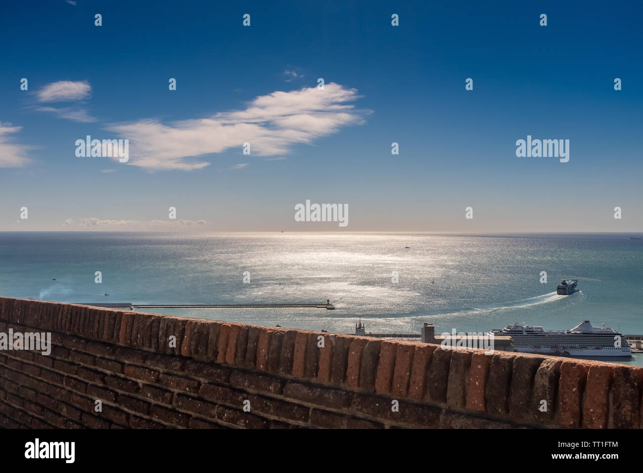 Panoramablick über den Hafen von Barcelona vom Schloss von Montjuïc, einem Kreuzfahrtschiff eine Spur unter den Wellen links, Foto entlang der Perimeter wa genommen Stockfoto