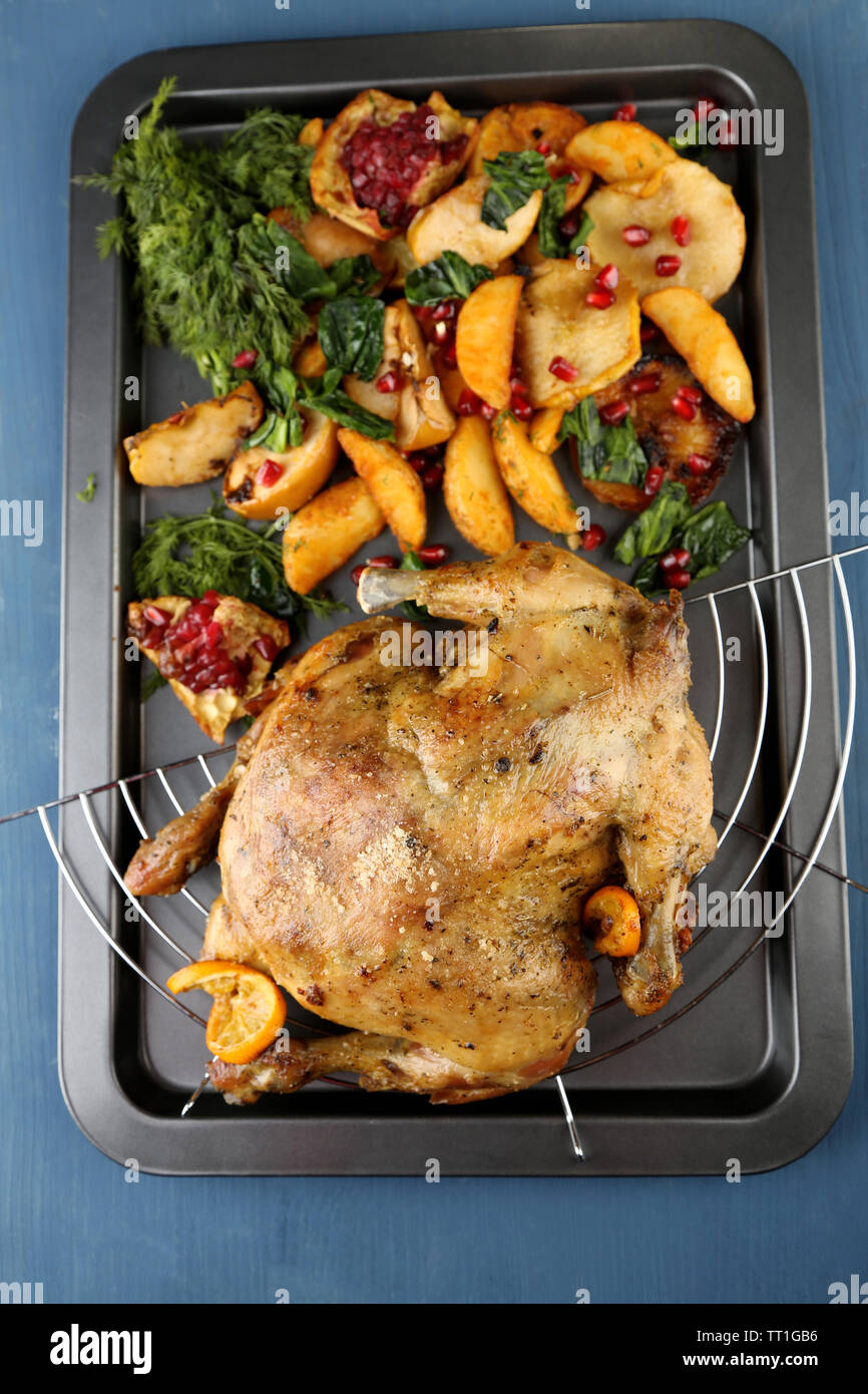 Ganzen gebratene Hähnchen mit Gemüse und Bratkartoffeln auf Pan, auf ...