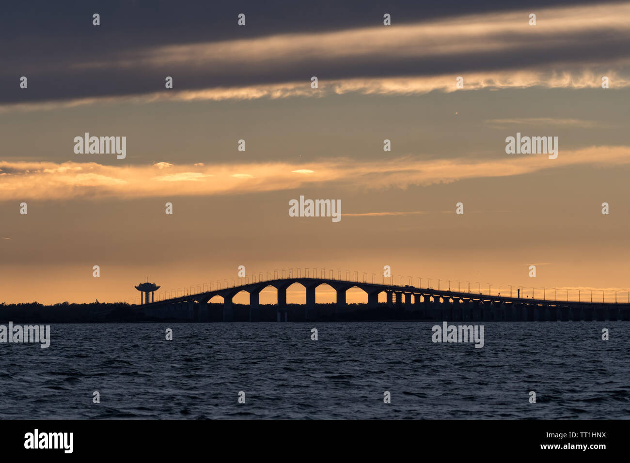 Sonnenuntergang von der schwedischen Oland Brücke verbindet die Insel mit dem Festland Oland Schweden Stockfoto